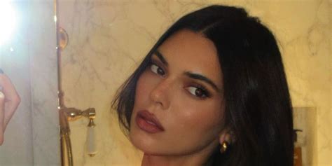 hot selfies|Kendall Jenner Poses Topless in Series of Mirror。